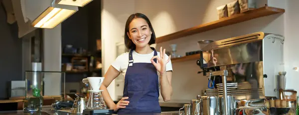Barista Balcão Mostra Sinal Bom Sorrindo Asiático Menina Trabalha Café — Fotografia de Stock