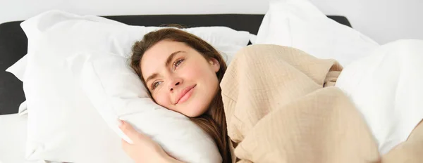 Gorgeous Woman Resting Bed Wearing Pyjamas Hugging Her Pillow Smiling — Stock Photo, Image
