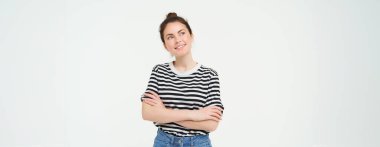 Mutlu, güzel bir genç kadının hayali, mutlu bir gülümseme, sol üst köşeye bakan düşünceli, beyaz bir arka plan..