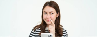 Gülümseyen bir kadının portresi akıllı telefon uygulamasından bir şeyler sipariş etmeyi düşünür..