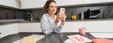 Kapalı alanda cep telefonundaki güzel kadın sohbetleri, akıllı telefondaki mesajlar, paket servis siparişleri, aperatif teslimatları..