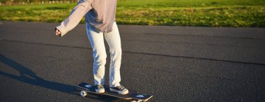 Uzun tahta üzerinde bacak kesikleri. Kaykaycı kız sokakta kaykayına biniyor. Genç bir kız kruvazörde.