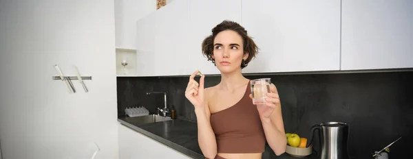 Portrait Sportswoman Drinking Water Taking Vitamins Dietary Supplements Healthy Skin — Stok Foto