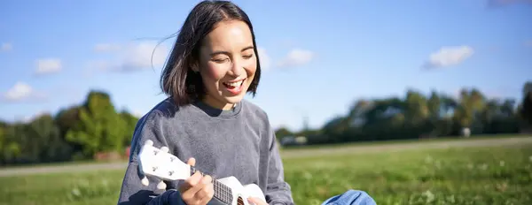 Gente Feliz Aficiones Sonriendo Chica Asiática Tocando Ukelele Guitarra Cantando —  Fotos de Stock