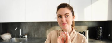 Bornozlu güzel bir kadının portresini çek, öğle yemeğinde ne pişireceğini düşün, düşünceli bir yüz ifadesiyle mutfakta dur..