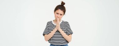 Ne olur! Genç bir kadın yardım istiyor, size yalvarıyor, el ele tutuşup dua ediyor, yalvarıyor, beyaz arka plana karşı soyutlanıyor..