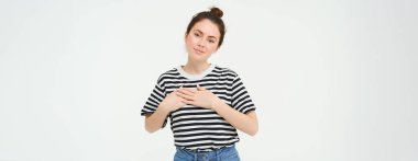 Mutlu, güzel esmer bir kadının portresi, el ele tutuşup gülümsüyor, beyaz arka planda sıradan kıyafetler giyiyor. Boşluğu kopyala