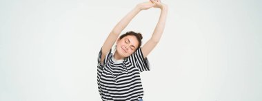 Kollarını uzatan güzel bir kız görüntüsü, mutlu, tatmin olmuş yüz ifadesi, beyaz arka planda soyutlanmış..