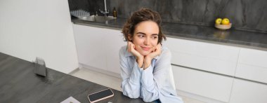 Dizüstü bilgisayarda video izleyen genç bir kadının portresi, evde çalışıyor, online çalışıyor, Webinar kurslarını dinliyor..