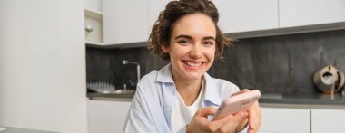 Kapalı alanda cep telefonundaki güzel kadın sohbetleri, akıllı telefondaki mesajlar, paket servis siparişleri, aperatif teslimatları..