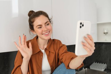 Genç bir kadının video görüntüsü, internet üzerinden konuşmak için akıllı telefon uygulaması, sosyal medya blogu için kendini kaydetmesi, mutlu görünüyor..