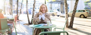 Güzel bir genç kadının portresi, kafede sınava hazırlanan öğrenci, kahve içen ve ders çalışan, ödev yapan..