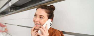 Güzel, gülümseyen bir kadını kapatır, cep telefonuyla konuşur, arkadaşını arar, telefonla birini dinler, mutfakta yerde oturur..