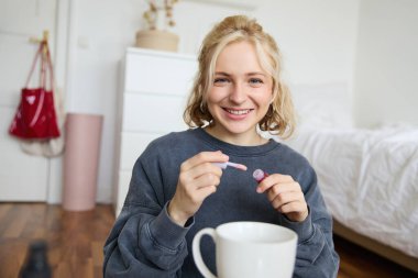 Yaşam tarzı, güzellik blogcusu, makyaj yaptığı, kamerayla konuştuğu, online ders verdiği, takipçilerine dudak parlatıcısını veya rujunu gösterdiği, yerde çay fincanıyla oturduğu videoları kaydeden kadın..