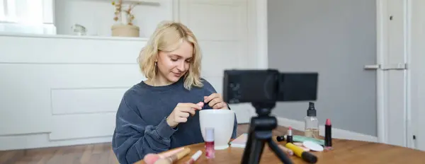 Odasında Gülümseyen Genç Bir Kadının Portresi Kamerada Video Kaydı Sosyal — Stok fotoğraf