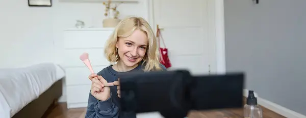 Πορτρέτο Της Blogger Ομορφιά Γυναίκα Καταγράφει Βίντεο Στην Κάμερα Στο — Φωτογραφία Αρχείου