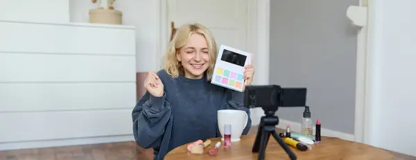 Aufgeregt Lächelnde Blonde Frau Die Videorezension Auf Einer Neuen Lidschattenpalette — Stockfoto