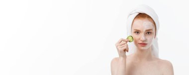 Güzel temiz cilt çekici genç kadın. Beyaz maske ve salatalık. Güzellik bakımı ve kozmetik spa terapisi. Beyaz arka plan.