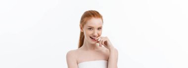 Mutlu güzel kız mutlu gülümseyerek ve göz stright gülüyor. Etkileyici yüz ifadeleri. Kozmetik ve Spa, cilt bakım modeli.