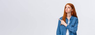 Çok yazık. Üzgün, sevimli, kızıl saçlı kız öğrenci değişim programına katılma şansını kaybetti. Sol üst köşeyi göstererek hıçkıra hıçkıra hıçkıra hıçkıra ağlayıp ağladı. Pişmanlık ve hayal kırıklığını ifade etti..