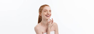 Mutlu güzel kız mutlu gülümseyerek ve göz stright gülüyor. Etkileyici yüz ifadeleri. Kozmetik ve Spa, cilt bakım modeli.