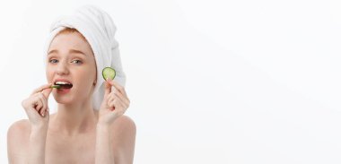 Güzel temiz cilt çekici genç kadın. Beyaz maske ve salatalık. Güzellik bakımı ve kozmetik spa terapisi. Beyaz arka plan.