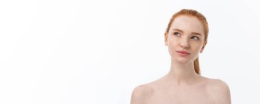 Güzel, taze, sağlıklı ve şehvetli kız beyaz arka plan üzerinde yakın çekim portresi.