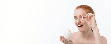 Güzel kız alarak ilaç gülümseyerek, şişe hap ile tutarak. Sağlıklı mutlu erkek yeme Pill.Vitamins ve takviyeleri, diyet beslenme kavramı