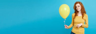 Portre mutlu genç güzel çekici Dişileştirilmiş kız renkli parti balon ile gülümseyen kapatın. Mavi Pastel renkli.