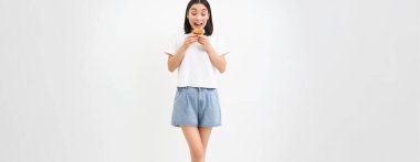 Komik Asyalı kadın resmi, lezzetli kekler yiyor, pastayı seviyor, tatlı yiyor, beyaz arka planda..