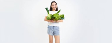 Gülümseyen Asyalı kadın görüntüsü, bir sürü yeşil sebzeli vejetaryen, orantısız yiyecekler yiyen, beyaz arka planda izole edilmiş..