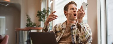 Cep telefonuna bağıran öfkeli bir adamın portresi. Hüsrana uğramış bir kafe ziyaretçisi nöbetçi biriyle tartışıyor, dizüstü bilgisayarla pencerenin yanında oturuyor, telefona bağırıyor..