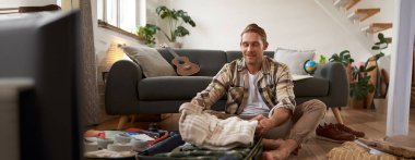 Bavullu bir adamın portresi, tatilde ne getireceğini düşünmek, tatile hazırlanmak, bavul hazırlamak..