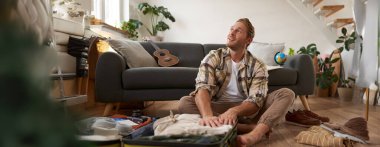 Bavullu bir adamın portresi, tatilde ne getireceğini düşünmek, tatile hazırlanmak, bavul hazırlamak..