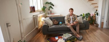 İnsan portresi, turist bir sonraki tatili için planlar yapar, yanına alacağı şeylerin bir listesini yapar, kontrol listesi hazırlar..