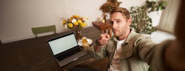 Kendine güvenen, yakışıklı, cep telefonunu işaret eden, selfie çeken, kaşlarını çatan, laptopla kafede oturan, kahve içen....