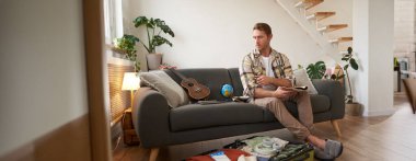 Başka bir yolculuğa hazırlanan gezginin portresi, turist valizini tatil için giysilerle doldurur, tatile çıkar..