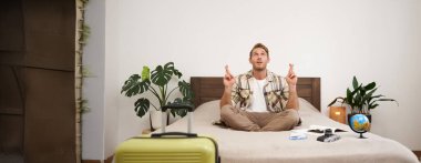 Genç bir adamın meditasyon yaptığı, dua ettiği, dilek tuttuğu, tatile gitmek için bavulunu topladığı portresinin küresi ve yatağında kamera var..