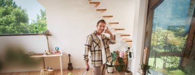 Mutlu bir yolcunun tam boy çekimi, turist tatile çıkar, bavulla yürür, akıllı telefon hareketi gösterir, daireyi terk eder. Boşluğu kopyala