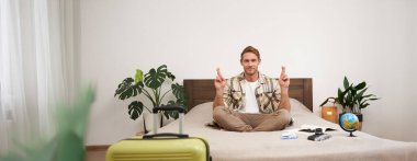 Genç bir adamın meditasyon yaptığı, dua ettiği, dilek tuttuğu, tatile gitmek için bavulunu topladığı portresinin küresi ve yatağında kamera var..