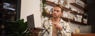 İyi bir noktaya değindin. Ciddi bir adamın portresi meslektaşı ile aynı fikirde, dizüstü bilgisayarı gösteriyor, görüntülü sohbete bağlanıyor, biriyle sohbet ediyor..