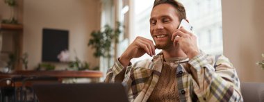 Kahve dükkanında yakışıklı bir iş adamı, kafeteryada dizüstü bilgisayarla oturuyor ve birini arıyor, müşteriyle telefonda konuşuyor, proje hakkında soruşturma yapıyor, uzaktan iş arkadaşıyla konuşuyor..