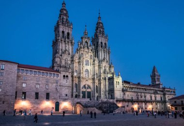 Santiago de Compostela Katedrali 'nin gün batımında Obradoiro Meydanı' ndan görünüşü. Aziz James Katedrali. Galiçya, İspanya