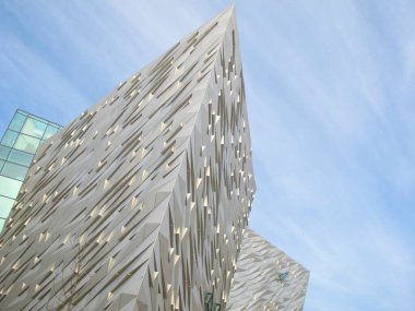 Belfast 'taki titanik binanın yanında.