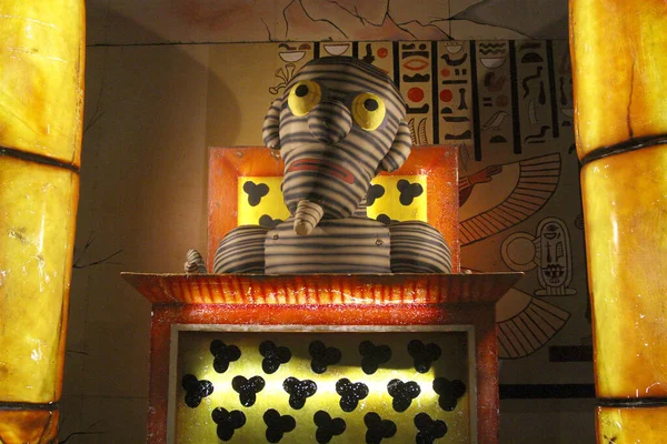 Blackpool aydınlatmalarında mezarında antik Mısır mumyasının taklidini yapıyor.. 