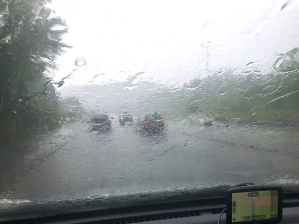 Arabanın ön camından görülen yağmurlu hava ve diğer arabalar görünürde.. 