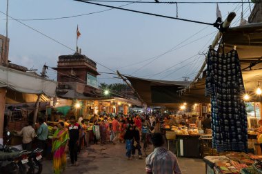 Jodhpur, Rajasthan, Hindistan - 20.10.2019: Rajasthani alıcıları ve satıcıları Jodhpur, Rajasthan, Hindistan 'daki ünlü Sardar Market ve Ghanta ghar saat kulesinde. Mavi saat resmi.