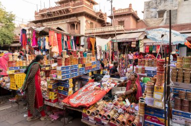 Jodhpur, Rajasthan, Hindistan - 20.10.2019: Güzel Rajasthani Bangles ve süslemeleri Jodhpur, Rajasthan, Hindistan 'daki ünlü Sardar Market ve Ghanta ghar Saat Kulesinde satılıyor.