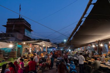 Jodhpur, Rajasthan, Hindistan - 20.10.2019: Rajasthani alıcıları ve satıcıları Jodhpur, Rajasthan, Hindistan 'daki ünlü Sardar Market ve Ghanta ghar saat kulesinde. Mavi saat resmi.