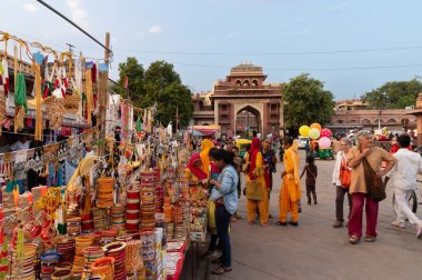 Jodhpur, Rajasthan, Hindistan - 20.10.2019: Güzel Rajasthani Bangles Jodhpur, Rajasthan, Hindistan 'daki ünlü Sardar Market ve Ghanta ghar saat kulesinde satılıyor.